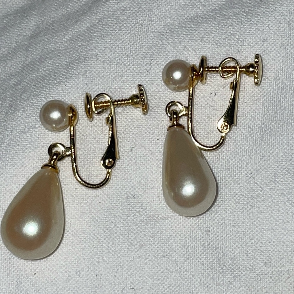 Vintage Gold tone white pearl button teardrop screw back clip earrings